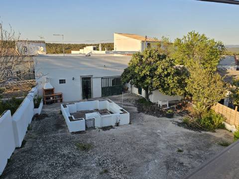 Moradia V3 renovada, com logradouro e anexo