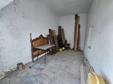 Moradia V3 renovada, com logradouro e anexo