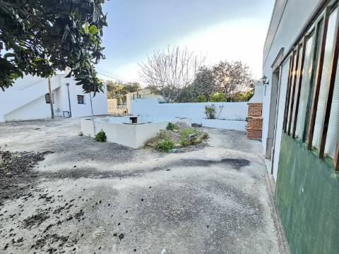 Moradia V3 renovada, com logradouro e anexo