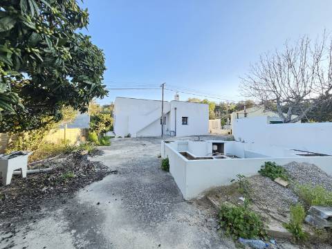 Moradia V3 renovada, com logradouro e anexo