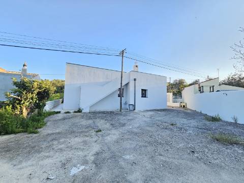 Moradia V3 renovada, com logradouro e anexo