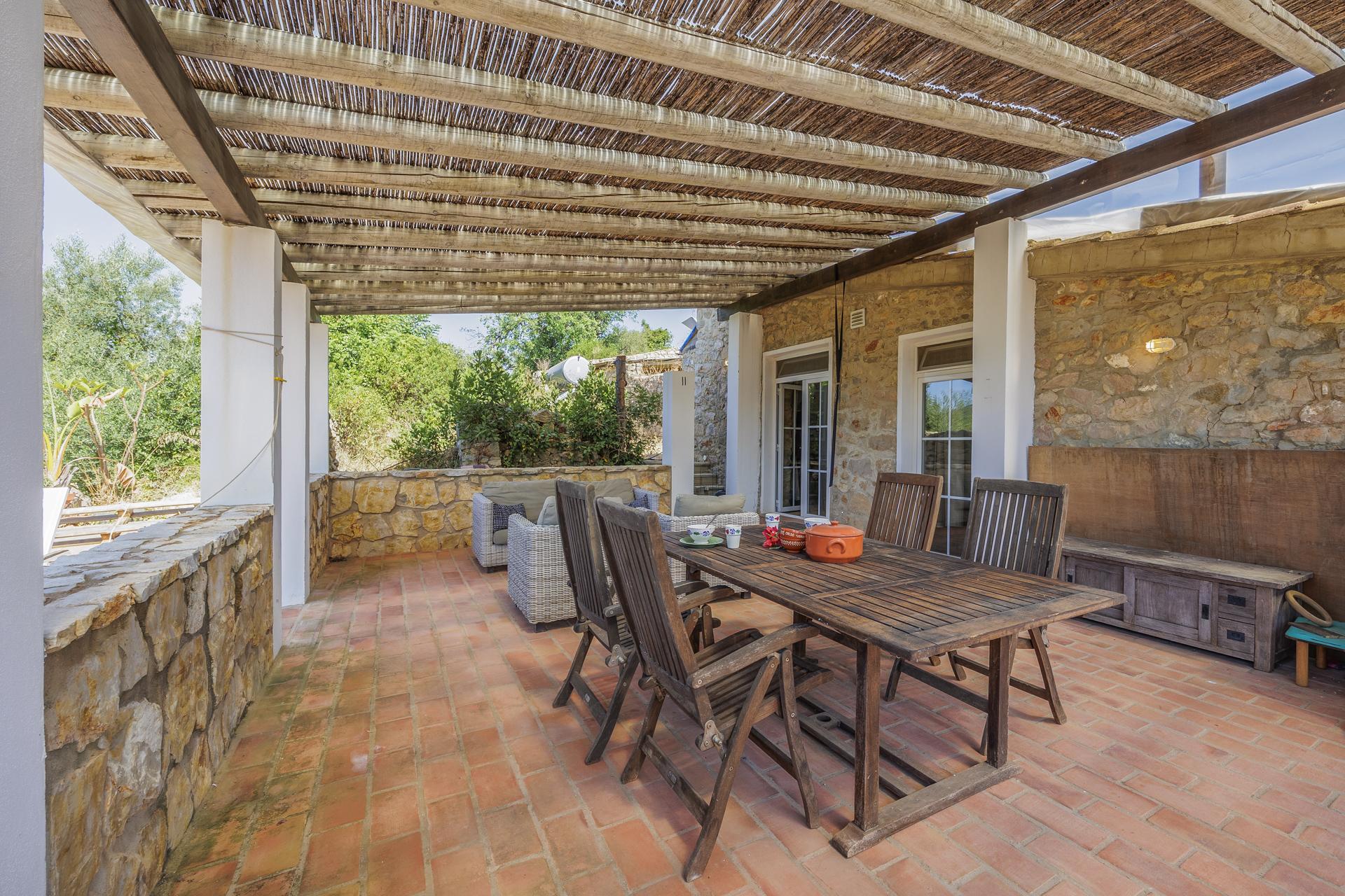 Fantástica quinta com grande potencial, composta por três imóveis urbanos e cerca de 3 hectares de terreno.