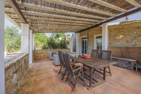 Fantástica quinta com grande potencial, composta por três imóveis urbanos e cerca de 3 hectares de terreno.