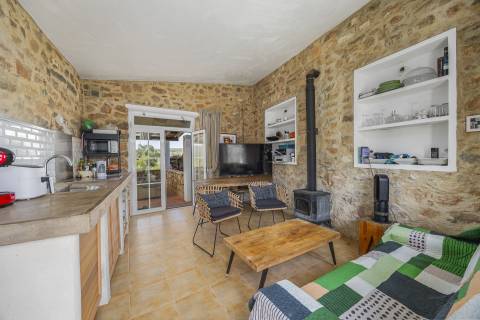 Fantástica quinta com grande potencial, composta por três imóveis urbanos e cerca de 3 hectares de terreno.