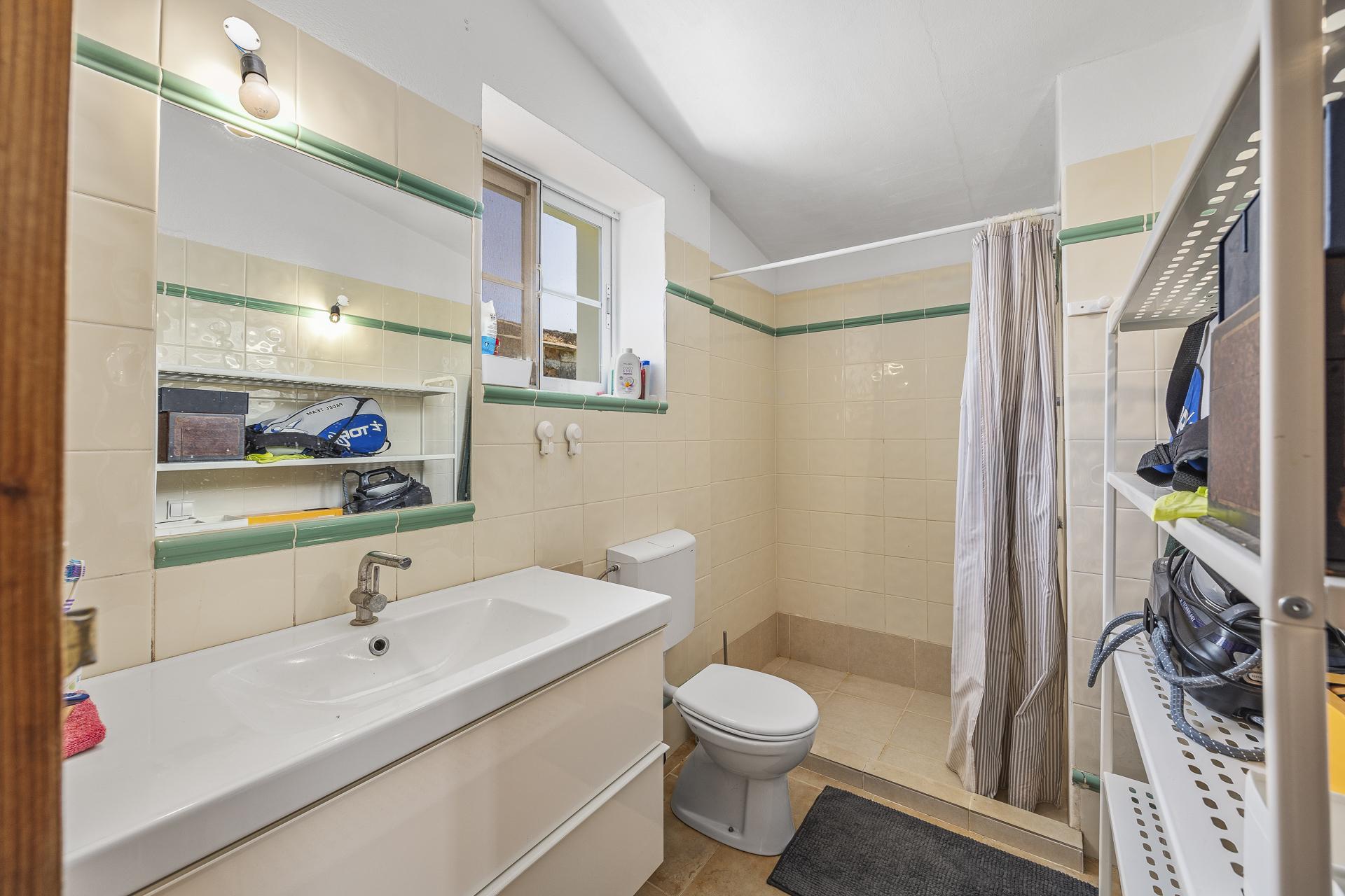 Fantástica quinta com grande potencial, composta por três imóveis urbanos e cerca de 3 hectares de terreno.