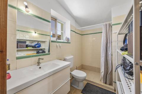 Fantástica quinta com grande potencial, composta por três imóveis urbanos e cerca de 3 hectares de terreno.