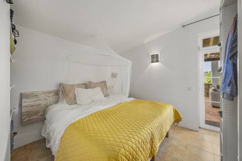 Fantástica quinta com grande potencial, composta por três imóveis urbanos e cerca de 3 hectares de terreno.