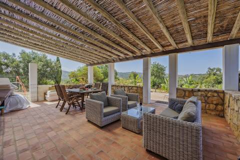 Fantástica quinta com grande potencial, composta por três imóveis urbanos e cerca de 3 hectares de terreno.