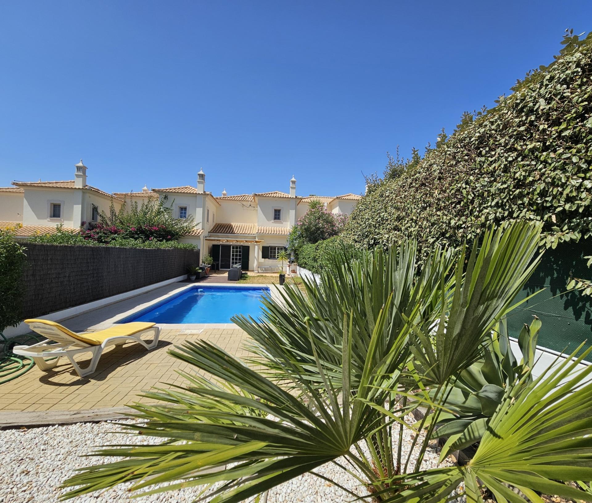 EXCLUSIVIDADE

Excelente moradia geminada de 3 quartos situada ao sul de Almancil.