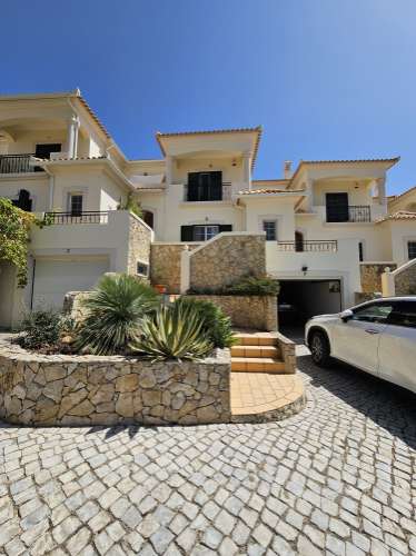 EXCLUSIVIDADE

Excelente moradia geminada de 3 quartos situada ao sul de Almancil.