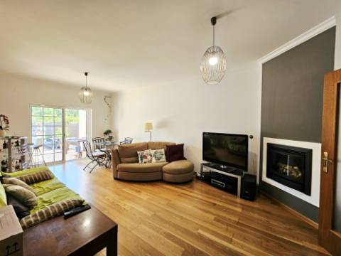 EXCLUSIVIDADE

Excelente moradia geminada de 3 quartos situada ao sul de Almancil.