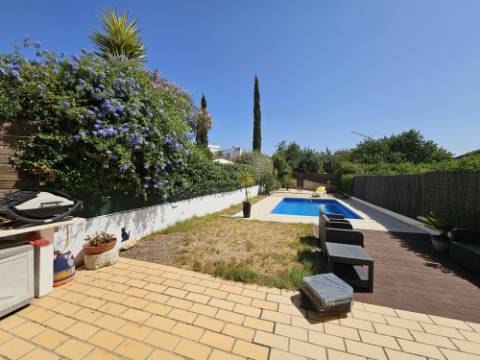 EXCLUSIVIDADE

Excelente moradia geminada de 3 quartos situada ao sul de Almancil.