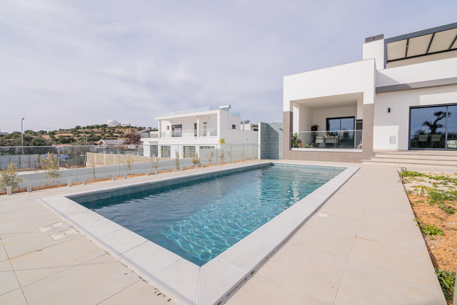 Moradia de luxo contemporânea de 4 quartos com piscina e garagem.