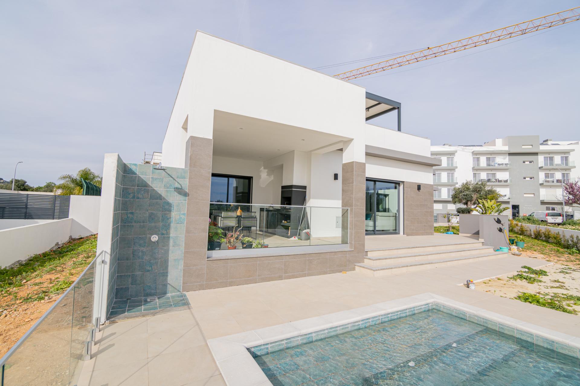 Moradia de luxo contemporânea de 4 quartos com piscina e garagem.