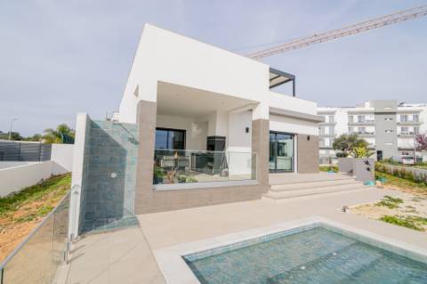 Moradia de luxo contemporânea de 4 quartos com piscina e garagem.