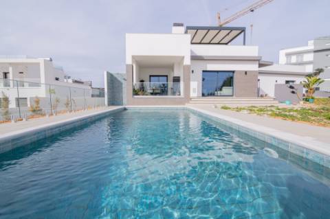 Moradia de luxo contemporânea de 4 quartos com piscina e garagem.