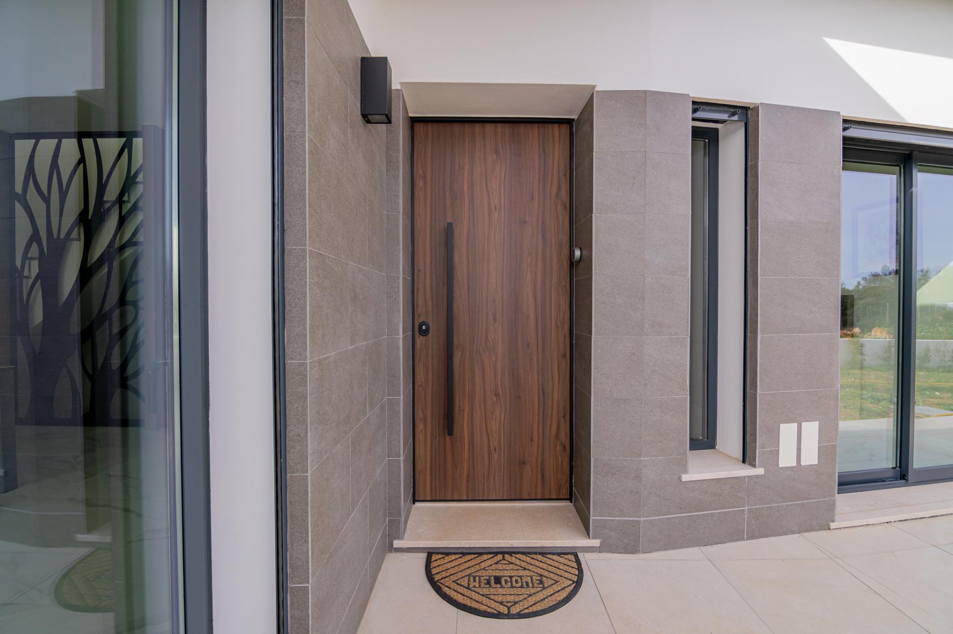 Moradia de luxo contemporânea de 4 quartos com piscina e garagem.