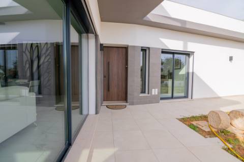 Moradia de luxo contemporânea de 4 quartos com piscina e garagem.