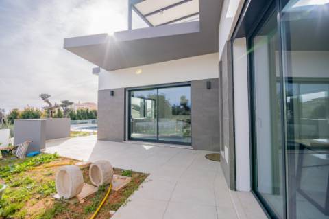 Moradia de luxo contemporânea de 4 quartos com piscina e garagem.