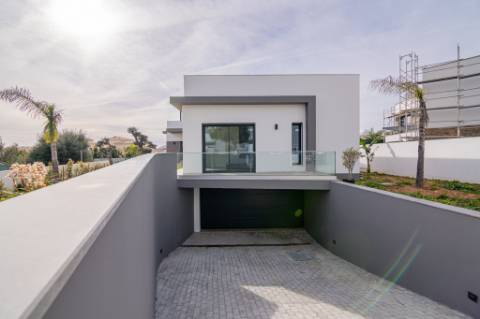 Moradia de luxo contemporânea de 4 quartos com piscina e garagem.