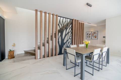 Moradia de luxo contemporânea de 4 quartos com piscina e garagem.