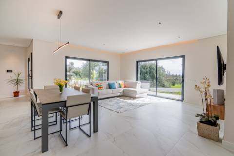 Moradia de luxo contemporânea de 4 quartos com piscina e garagem.