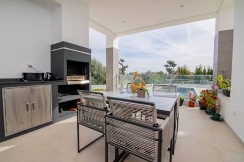 Moradia de luxo contemporânea de 4 quartos com piscina e garagem.