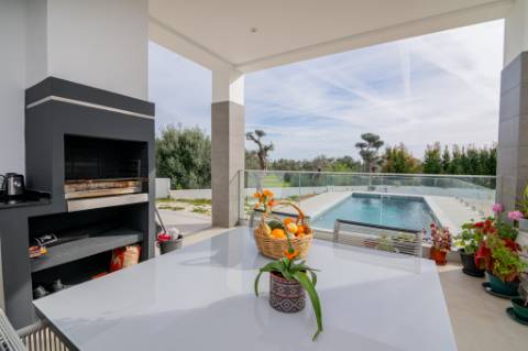 Moradia de luxo contemporânea de 4 quartos com piscina e garagem.