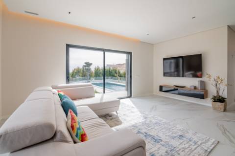 Moradia de luxo contemporânea de 4 quartos com piscina e garagem.