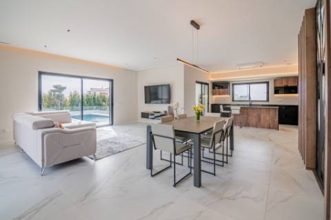 Moradia de luxo contemporânea de 4 quartos com piscina e garagem.