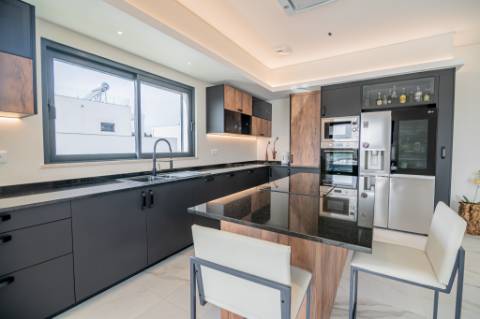 Moradia de luxo contemporânea de 4 quartos com piscina e garagem.