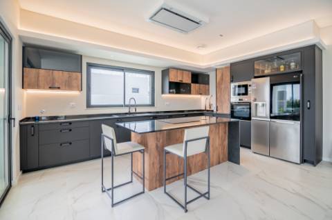 Moradia de luxo contemporânea de 4 quartos com piscina e garagem.