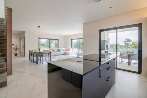 Moradia de luxo contemporânea de 4 quartos com piscina e garagem.