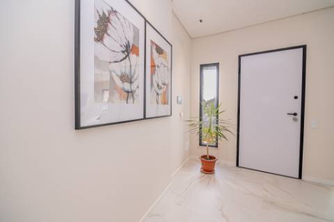 Moradia de luxo contemporânea de 4 quartos com piscina e garagem.