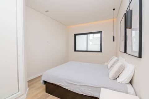 Moradia de luxo contemporânea de 4 quartos com piscina e garagem.