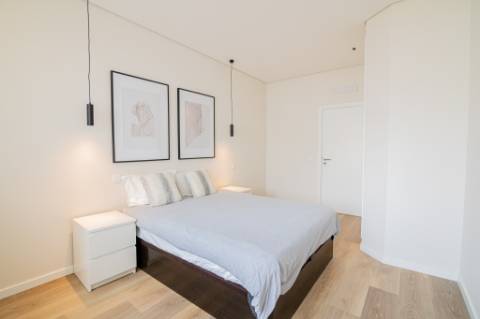 Moradia de luxo contemporânea de 4 quartos com piscina e garagem.