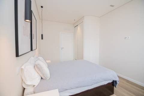 Moradia de luxo contemporânea de 4 quartos com piscina e garagem.