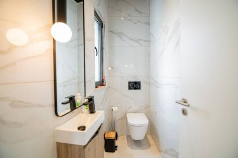 Moradia de luxo contemporânea de 4 quartos com piscina e garagem.