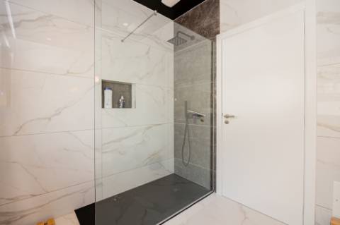 Moradia de luxo contemporânea de 4 quartos com piscina e garagem.