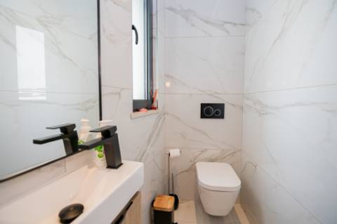 Moradia de luxo contemporânea de 4 quartos com piscina e garagem.