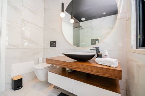 Moradia de luxo contemporânea de 4 quartos com piscina e garagem.