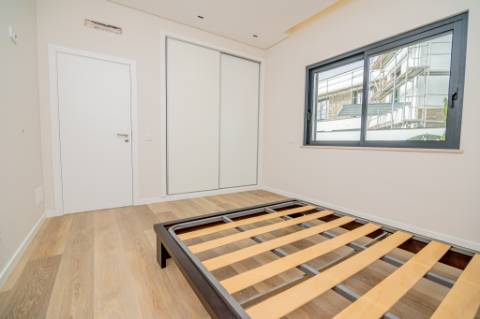 Moradia de luxo contemporânea de 4 quartos com piscina e garagem.