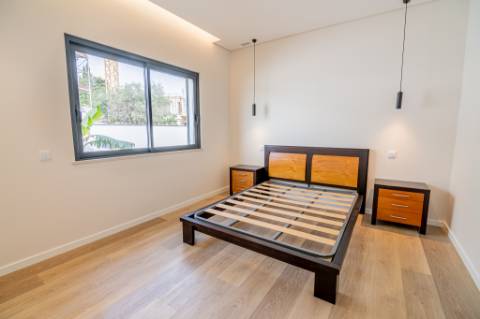 Moradia de luxo contemporânea de 4 quartos com piscina e garagem.