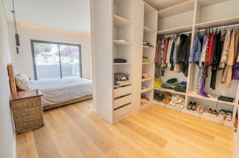 Moradia de luxo contemporânea de 4 quartos com piscina e garagem.