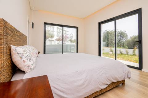 Moradia de luxo contemporânea de 4 quartos com piscina e garagem.