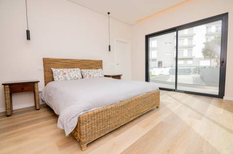 Moradia de luxo contemporânea de 4 quartos com piscina e garagem.