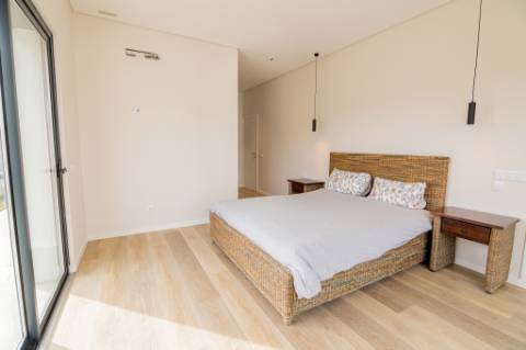 Moradia de luxo contemporânea de 4 quartos com piscina e garagem.