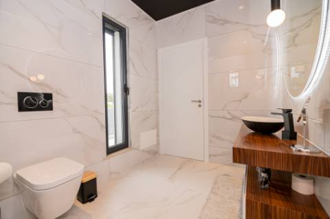 Moradia de luxo contemporânea de 4 quartos com piscina e garagem.