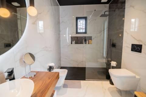 Moradia de luxo contemporânea de 4 quartos com piscina e garagem.