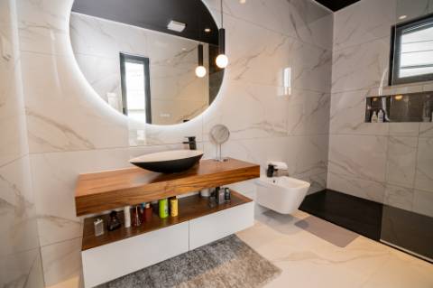 Moradia de luxo contemporânea de 4 quartos com piscina e garagem.